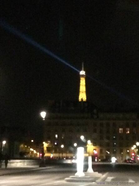 Paris 2015 - Torre Eiffel à noite desfocada.JPG