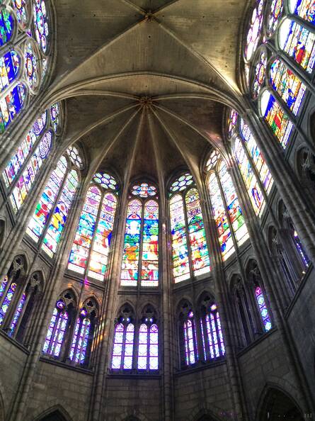 Paris 2015 - Catedral de Saint Denis - Teto e vitrais.JPG